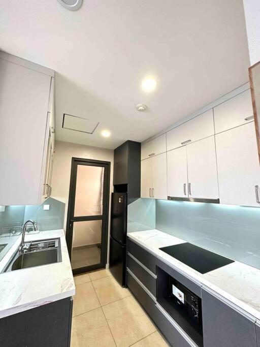 Spacious/3br/lakeview/highrise Apartment Hanoi