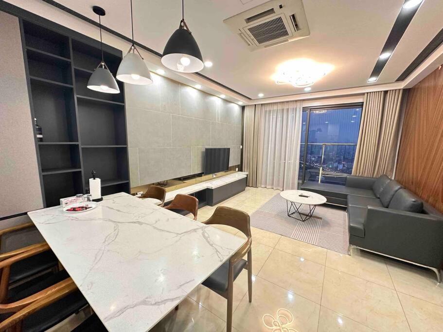 Apartment Spacious/3br/lakeview/highrise Hanoi